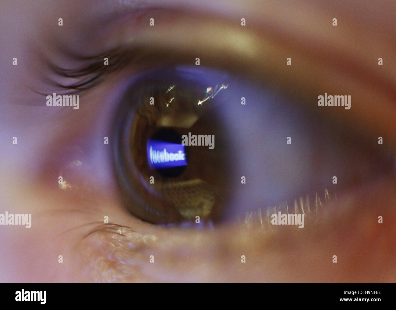 Le logo de médias et les réseaux sociaux site Facebook se reflète dans un œil, à Londres. ASSOCIATION DE PRESSE Photo. Photo date : Jeudi 24 novembre 2016. Crédit photo doit se lire : Yui Mok/PA Wire Banque D'Images