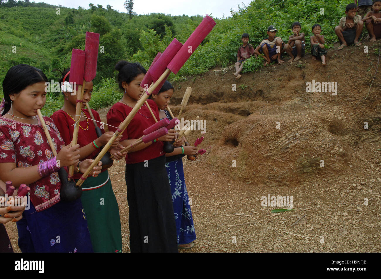 Un groupe de jeunes filles, jouant tribal flûte traditionnelle dans le district de Bandarban à Chittagong, Bangladesh Banque D'Images