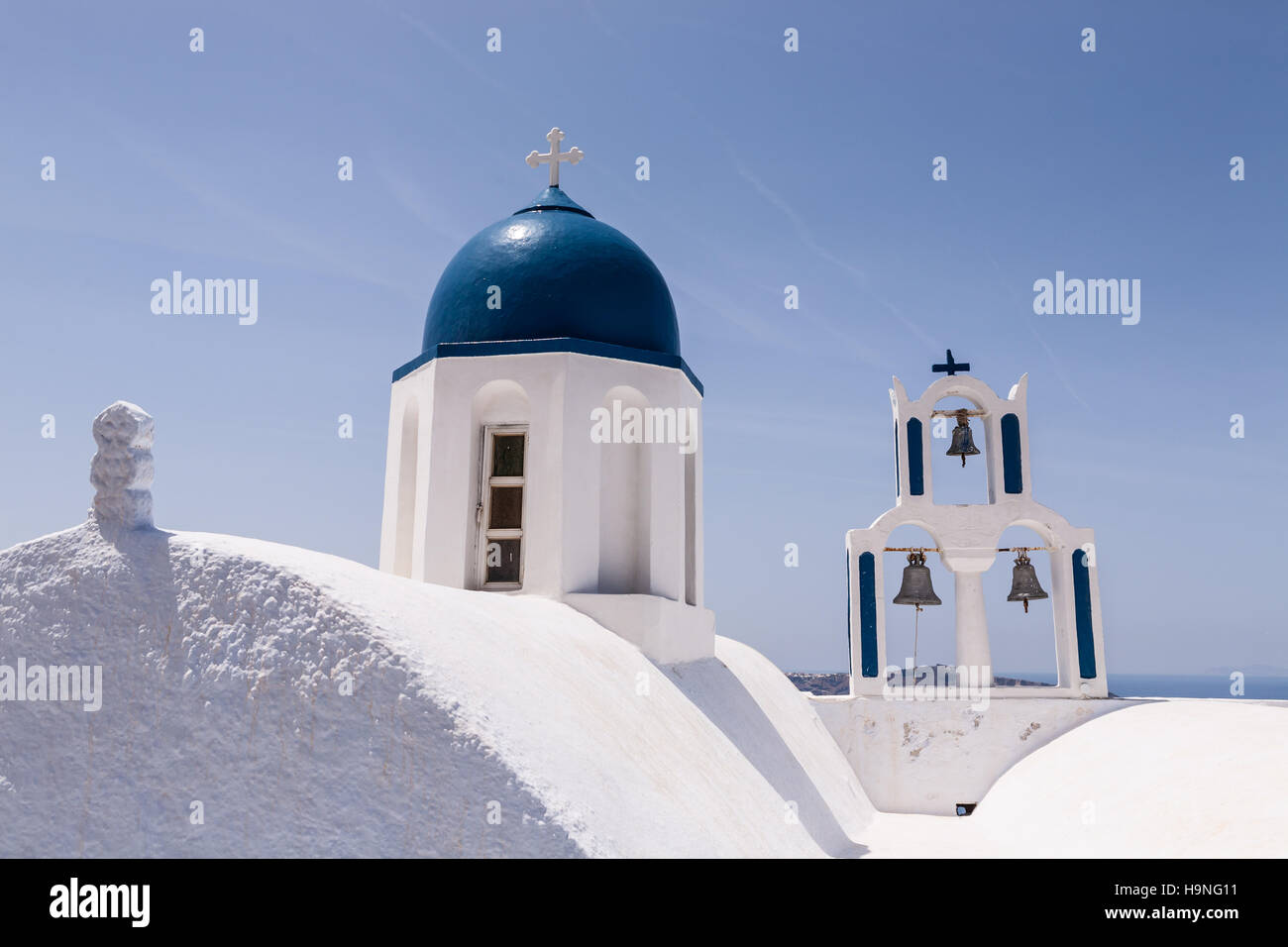 Église avec dôme bleu sur la tour Bell Rock Sakros Imerovigli, Santorini, Grèce Banque D'Images