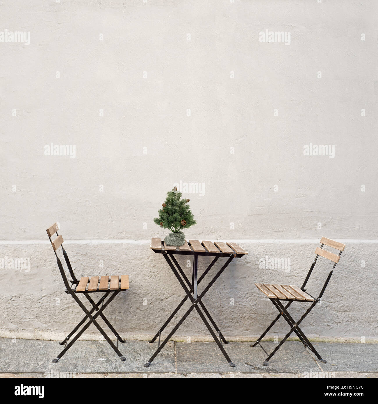 Une table et deux chaises près du mur Banque D'Images