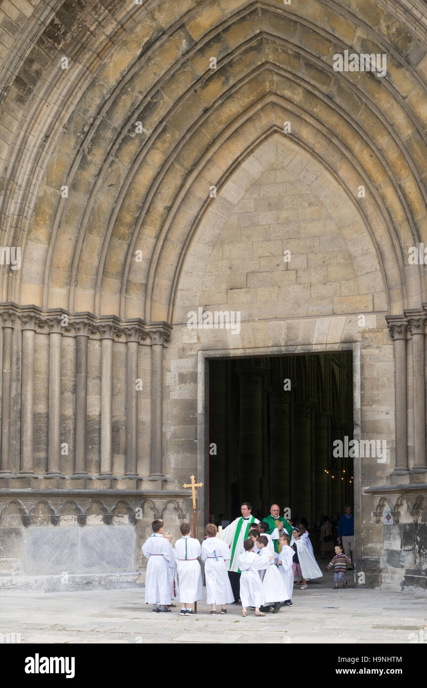 Un groupe de prêtres et de servants de l'extérieur de la cathédrale de St Gervais et St Protais, Soissons, Picardie, France, Europe Banque D'Images