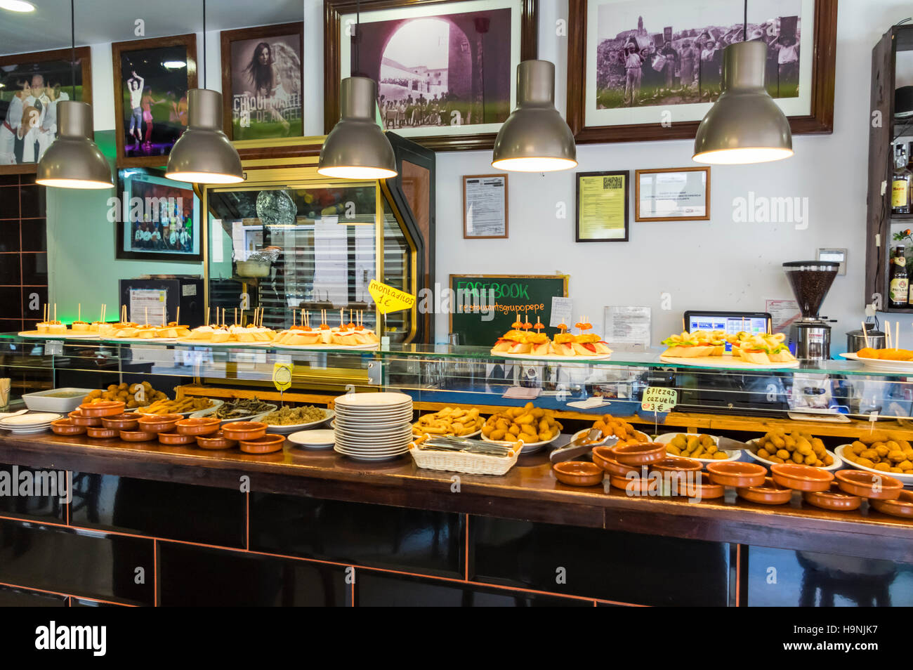 Plein de plaques des tapas dans un restaurant de Barcelone, Catalogne, Espagne. Banque D'Images
