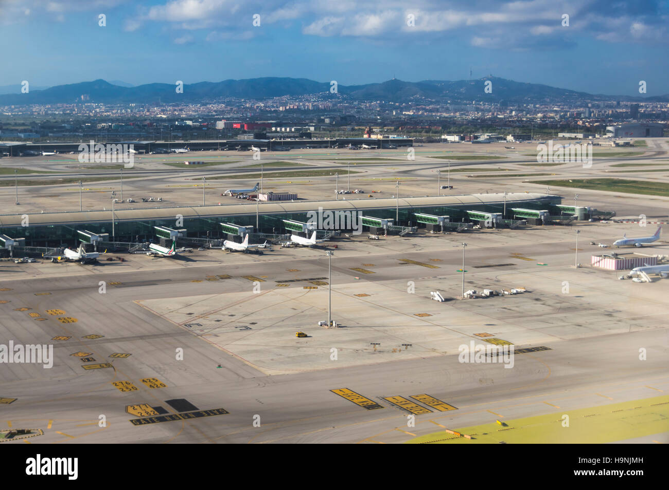 Photographie aérienne de l'aéroport international El Prat de Barcelone avec le terminal T1 à l'avant-plan. Banque D'Images
