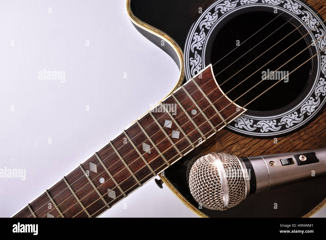 Top view acoustic guitar isolated Banque de photographies et d'images à  haute résolution - Alamy