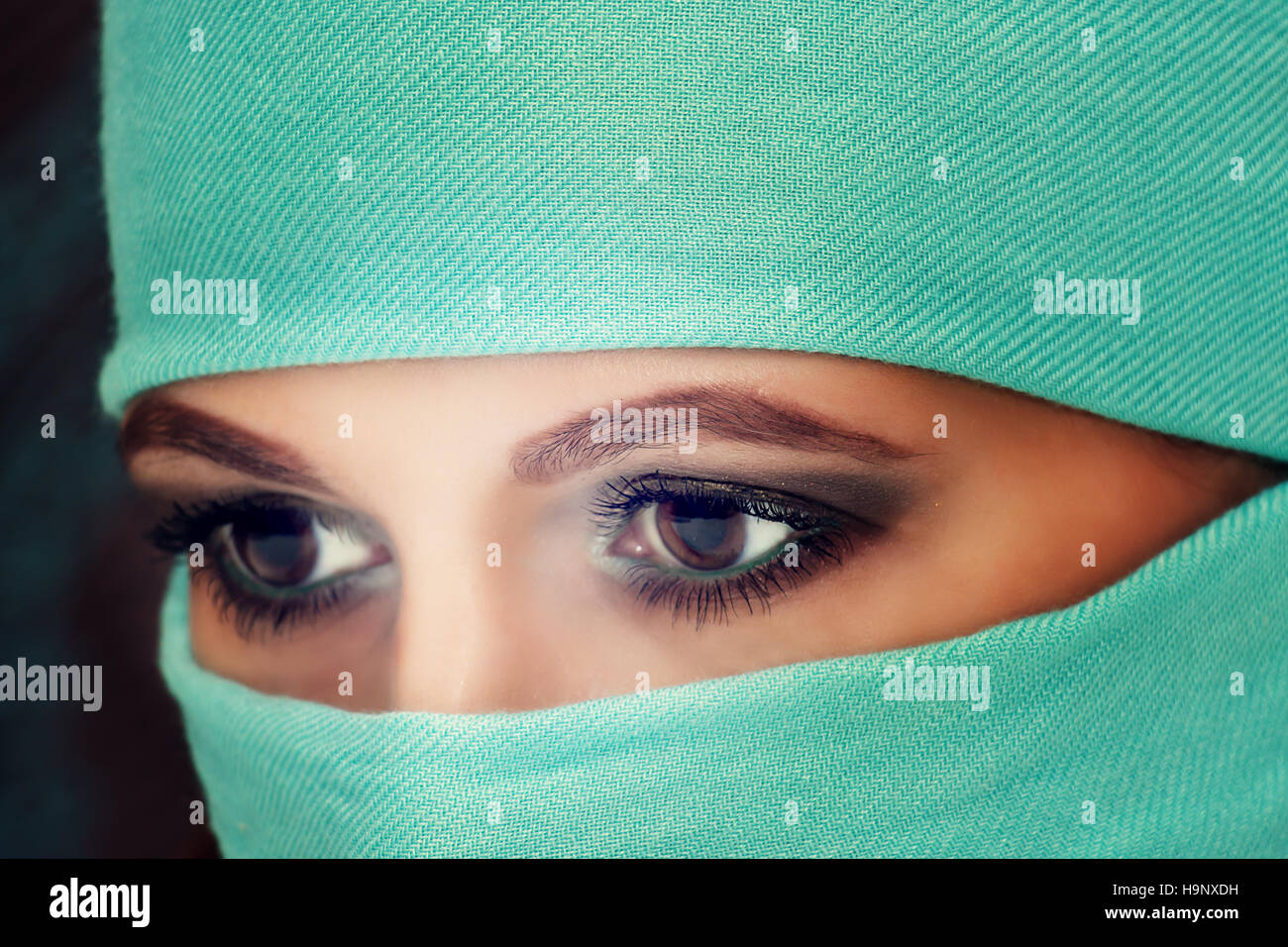 Les yeux hypnotiques d'une belle femme orientale en niqab, libre. Banque D'Images