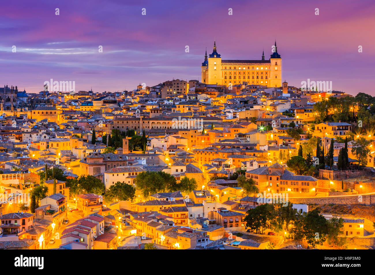 Toledo, Espagne. Vue panoramique sur la vieille ville et ses Alcazar(Palais Royal). Banque D'Images