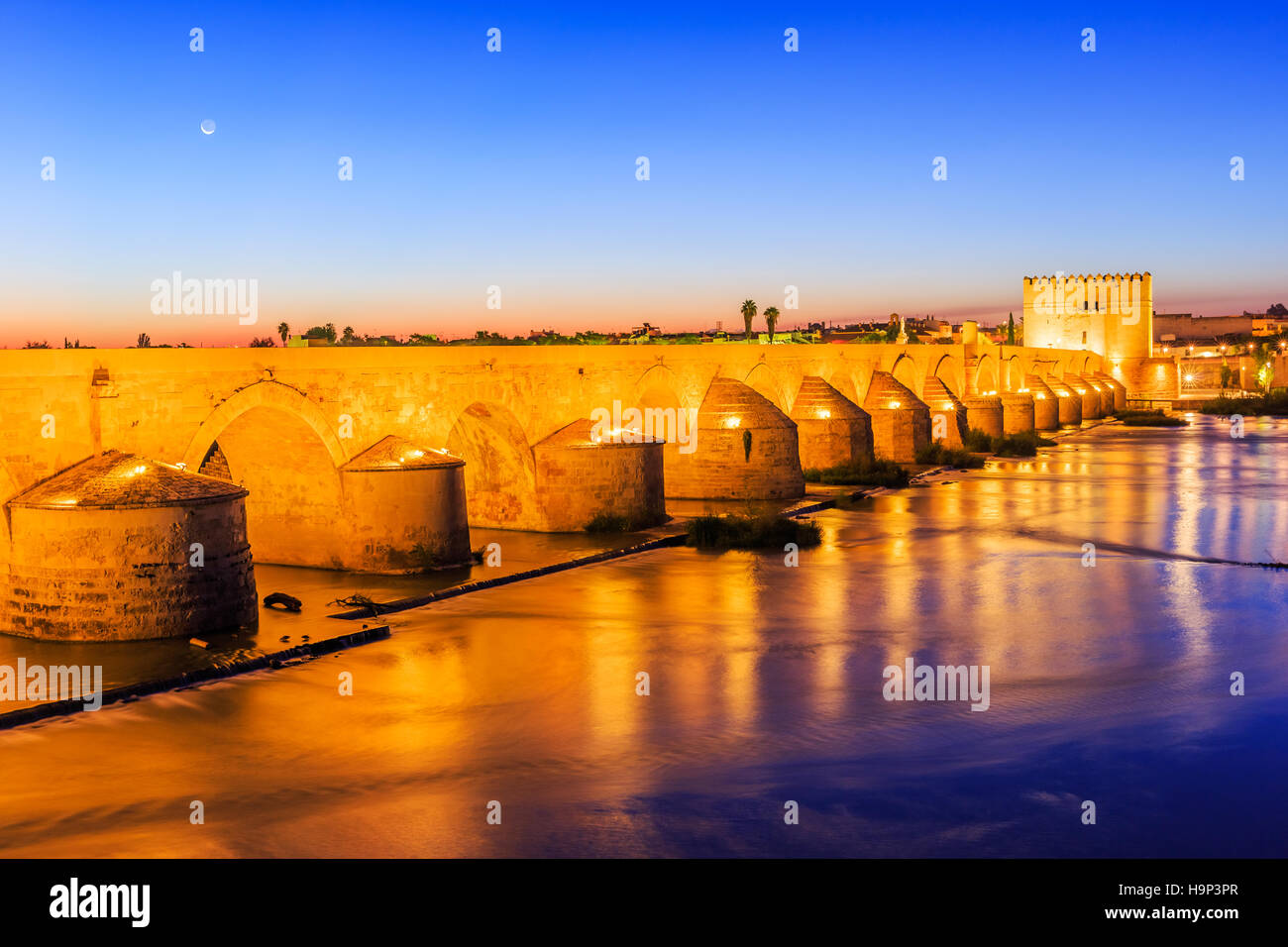 Cordoue, Espagne. Pont romain sur le Guadalquivir. Banque D'Images