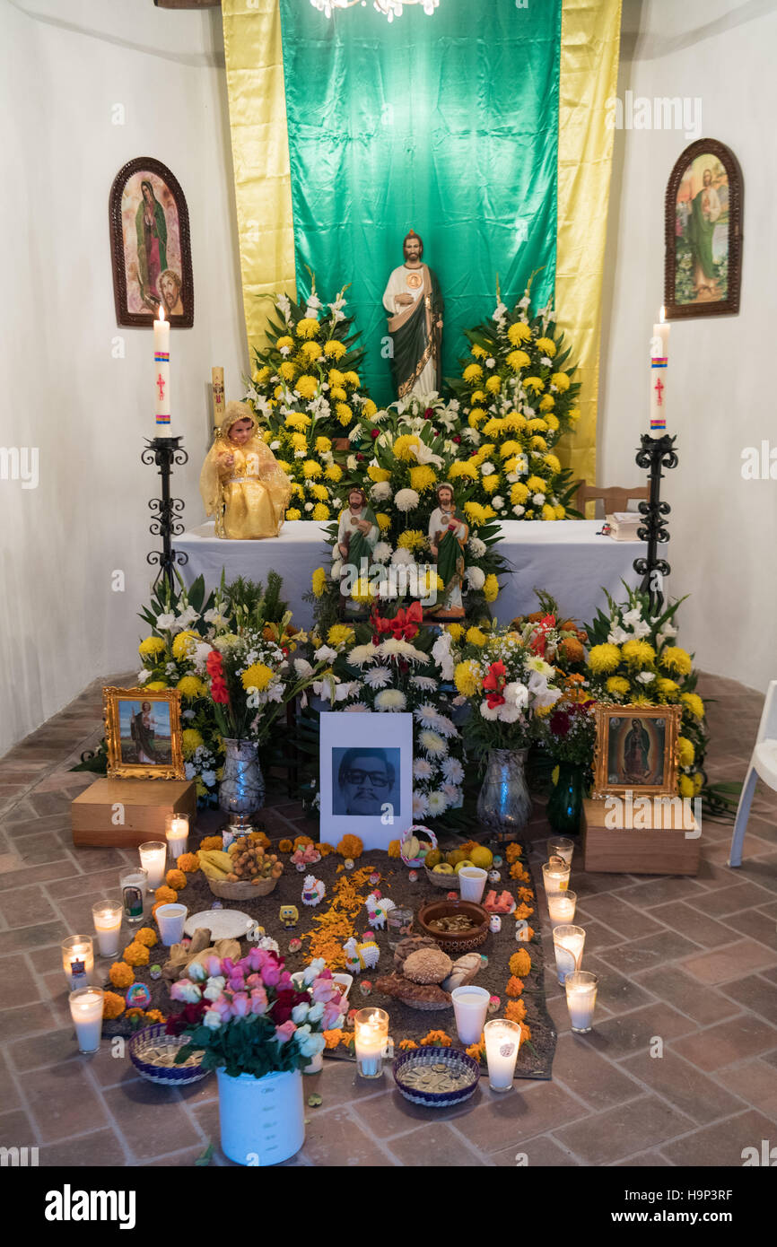 Un autel décoré pour le jour de la fête des morts le 1 novembre, 2016 à San Miguel de Allende, Guanajuato, Mexique. La semaine de célébration est un moment où les Mexicains bienvenue les morts à la terre pour une visite et célébrer la vie. Banque D'Images
