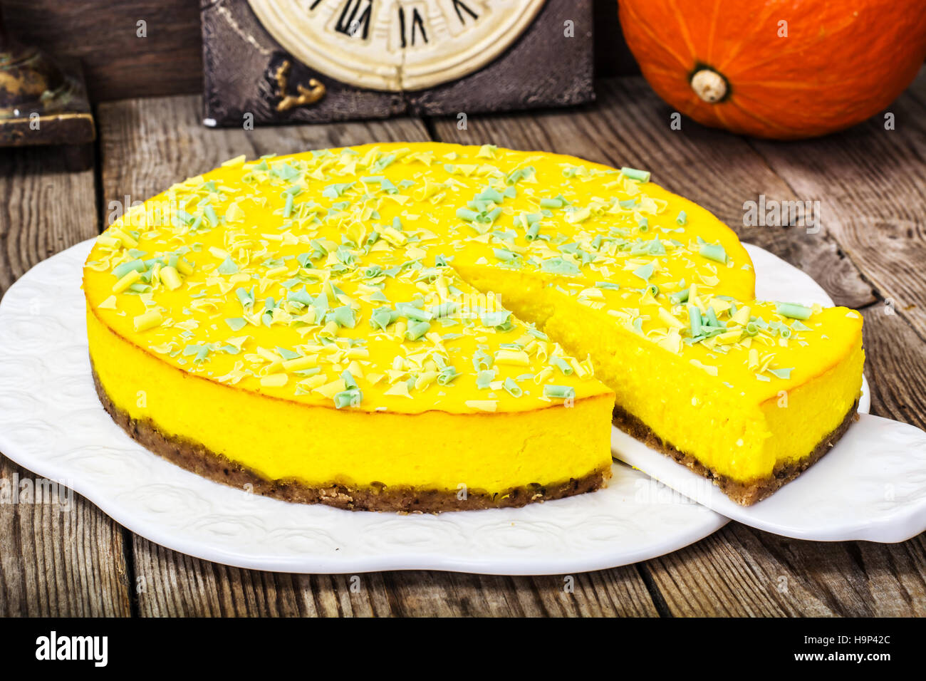 Un dessert populaire-gâteau au fromage à la citrouille faits maison en bois sur backgrou Banque D'Images