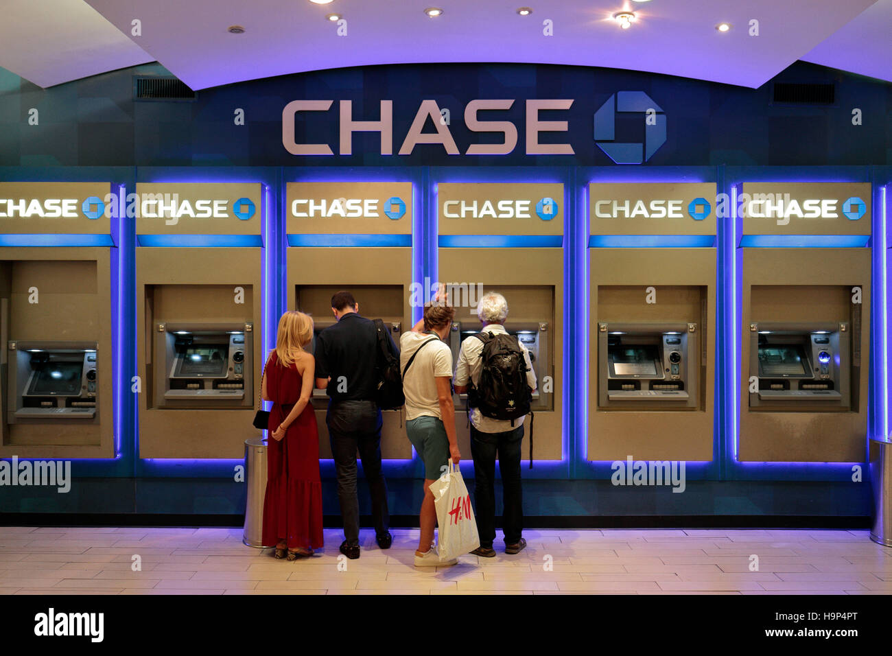 Une rangée de Chase Bank automatiques de billets (DAB) à l'intérieur de Grand Central Terminal, Manhattan, New York, United States. Banque D'Images