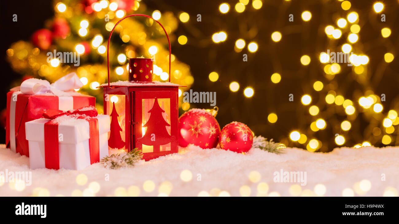 Appui de fenêtre de Noël avec décoration et éclairage intérieur wth arbre flou Banque D'Images