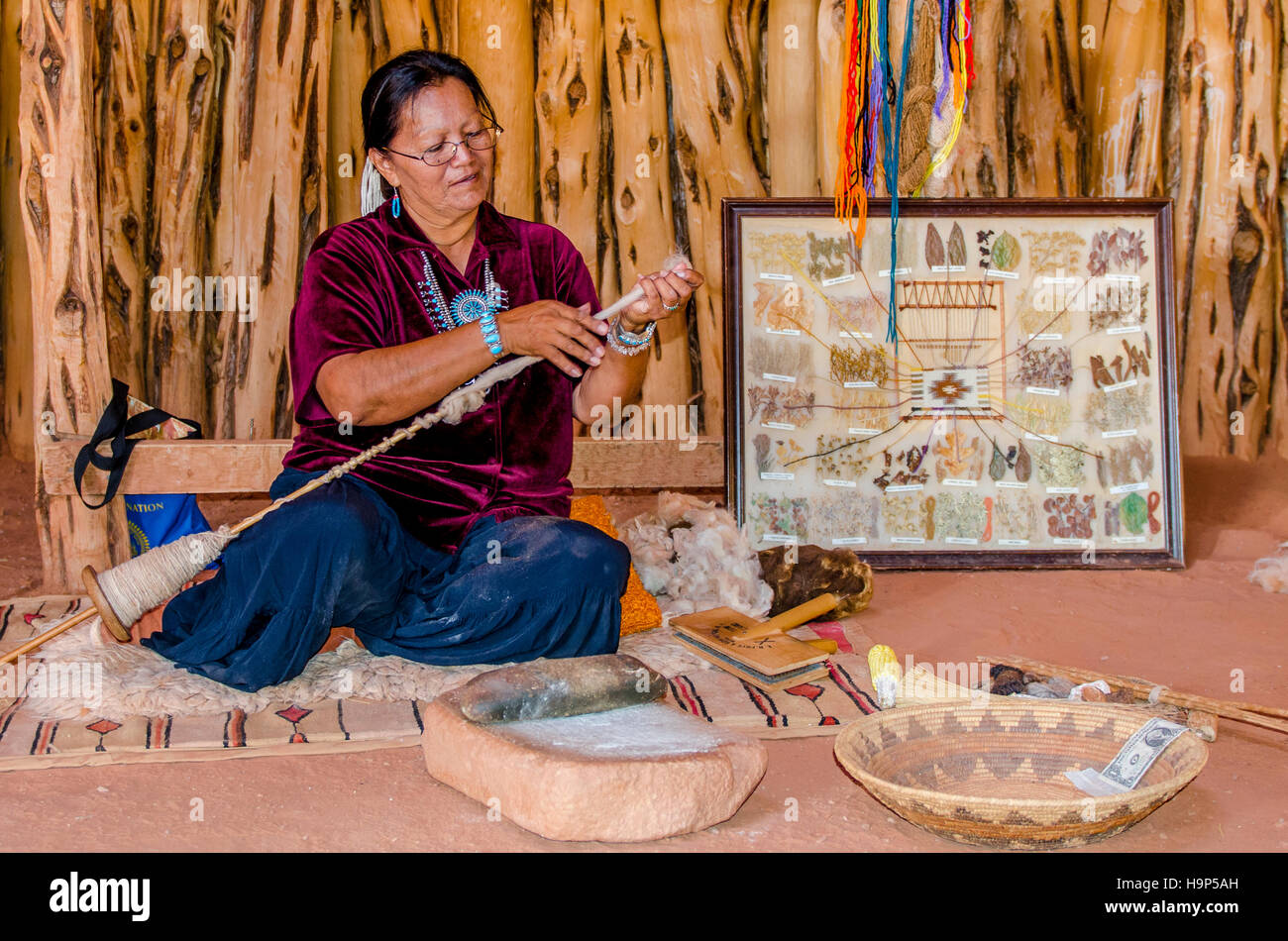 Femme Navajo travaillent avec la laine, le tricot, le tissage, Monument Valley Navajo Tribal Park, Monument Valley, Utah, USA. Banque D'Images