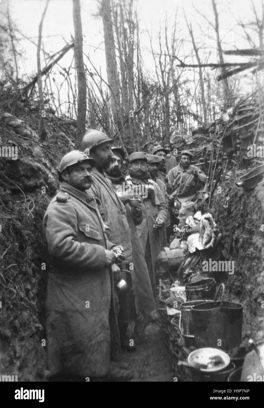La photographie du 20e siècle , des soldats dans une tranchée durant la première guerre mondiale Banque D'Images