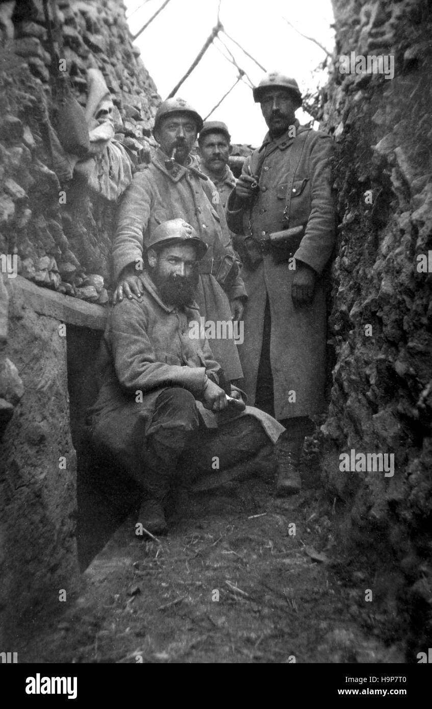 La photographie du 20e siècle , des soldats dans une tranchée durant la première guerre mondiale Banque D'Images