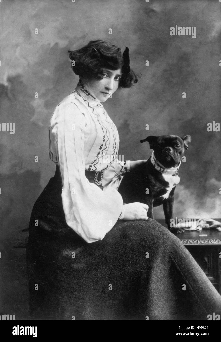 La photographie du 20e siècle , Portrait de l'écrivain Colette avec son chien Banque D'Images