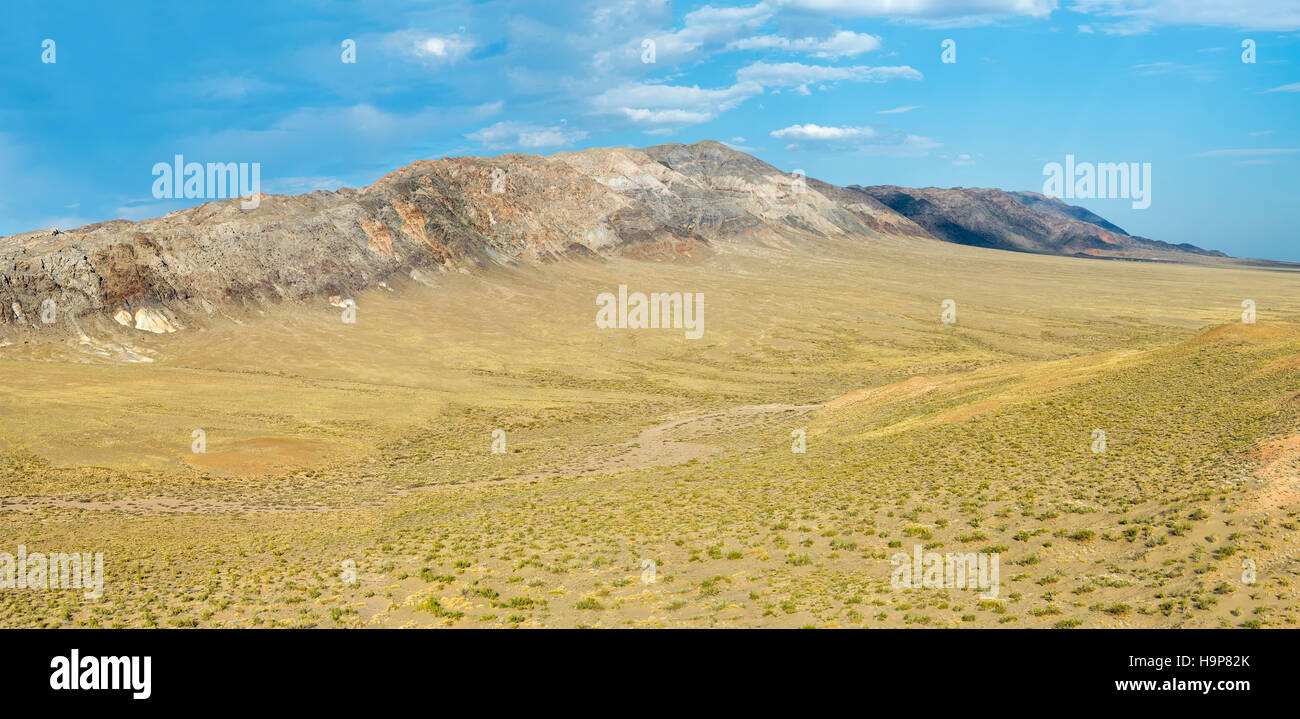 Montagnes d'Aktau vu du Chant des dunes, Altyn-Emel National Park, région d'Almaty, Kazakhstan, en Asie centrale Banque D'Images