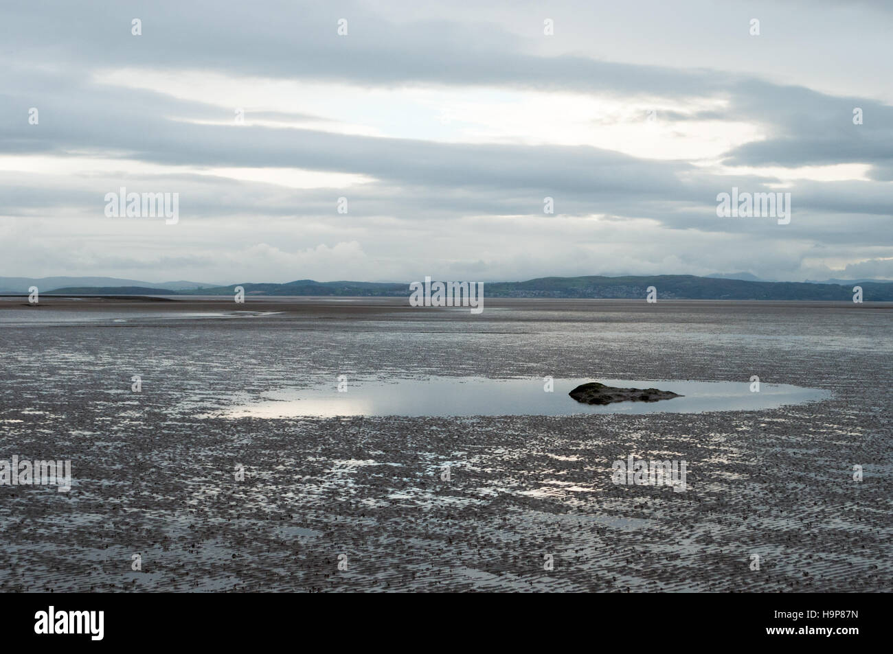 Rock unique et la piscine dans l'estuaire de la baie de Morecambe, Lancashire, England, UK Banque D'Images