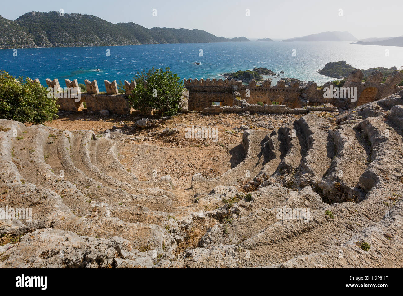 Théâtre Antique dans les ruines de l'ancienne ville de Simena le long de la côte méditerranéenne de la Turquie. Banque D'Images