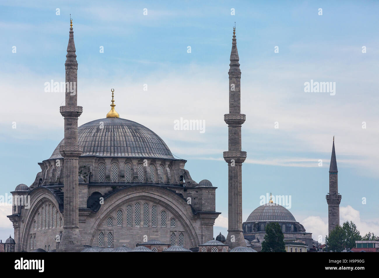 La mosquée Nuruosmaniye et silhouette d'Istanbul. Banque D'Images
