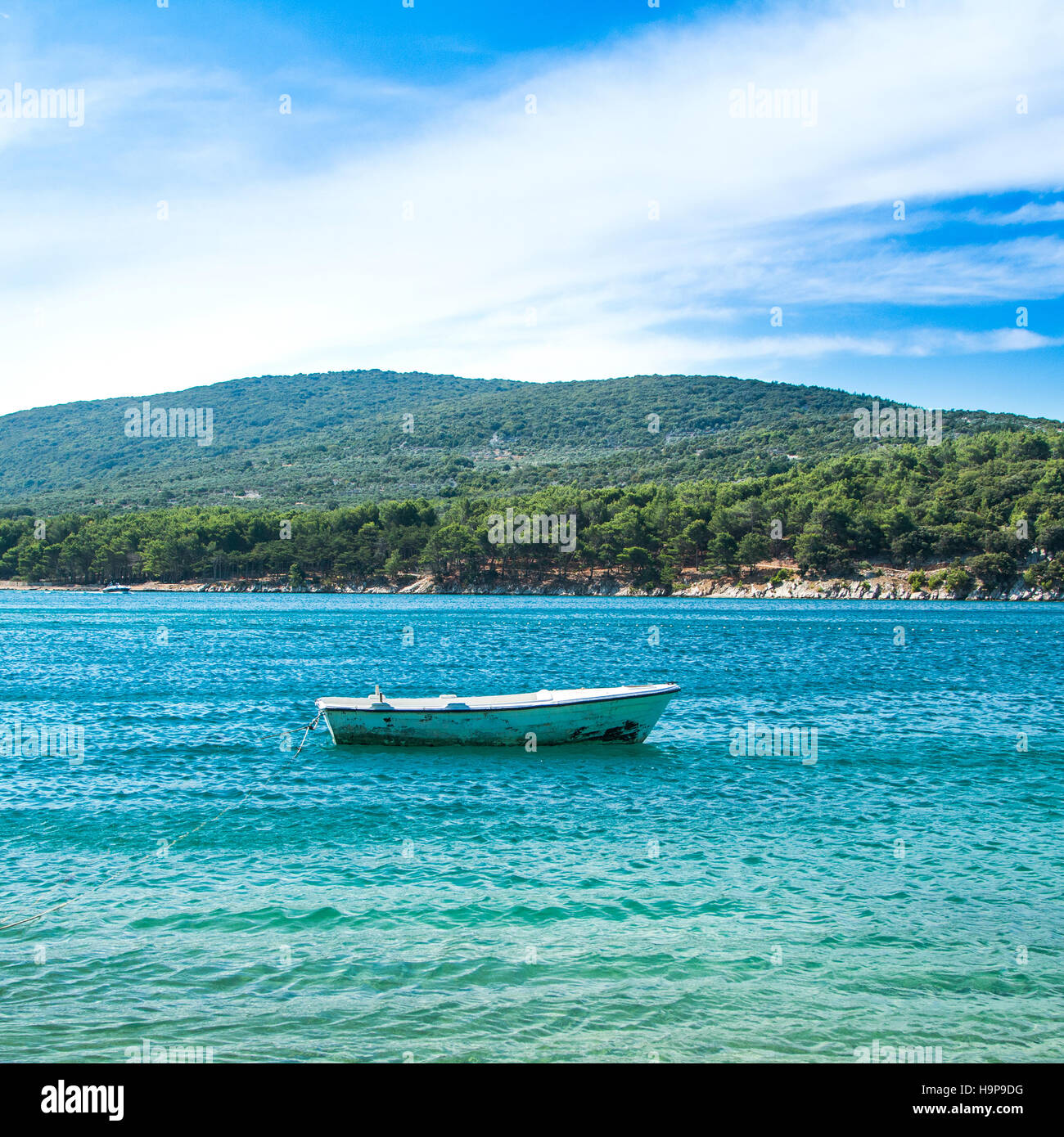 Voile en bleu lagon, l'île de Cres en Croatie, Seascape, journée ensoleillée Banque D'Images