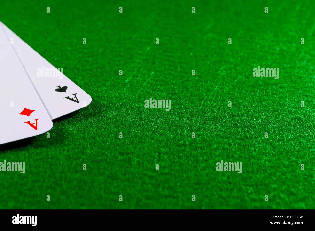 Deux as sur le feutre vert casino table. Copie de l'espace sur le champ estimé Banque D'Images