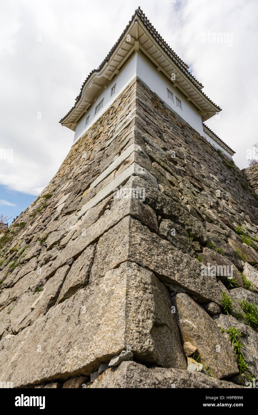 Le Japon, le château d'Akashi, Kishun-jo. Faible angle de vue, coin de mur de pierre et d'Ishigaki Hitsujisaru yagura, tourelle, donnant sur l'afficheur. La journée. Banque D'Images