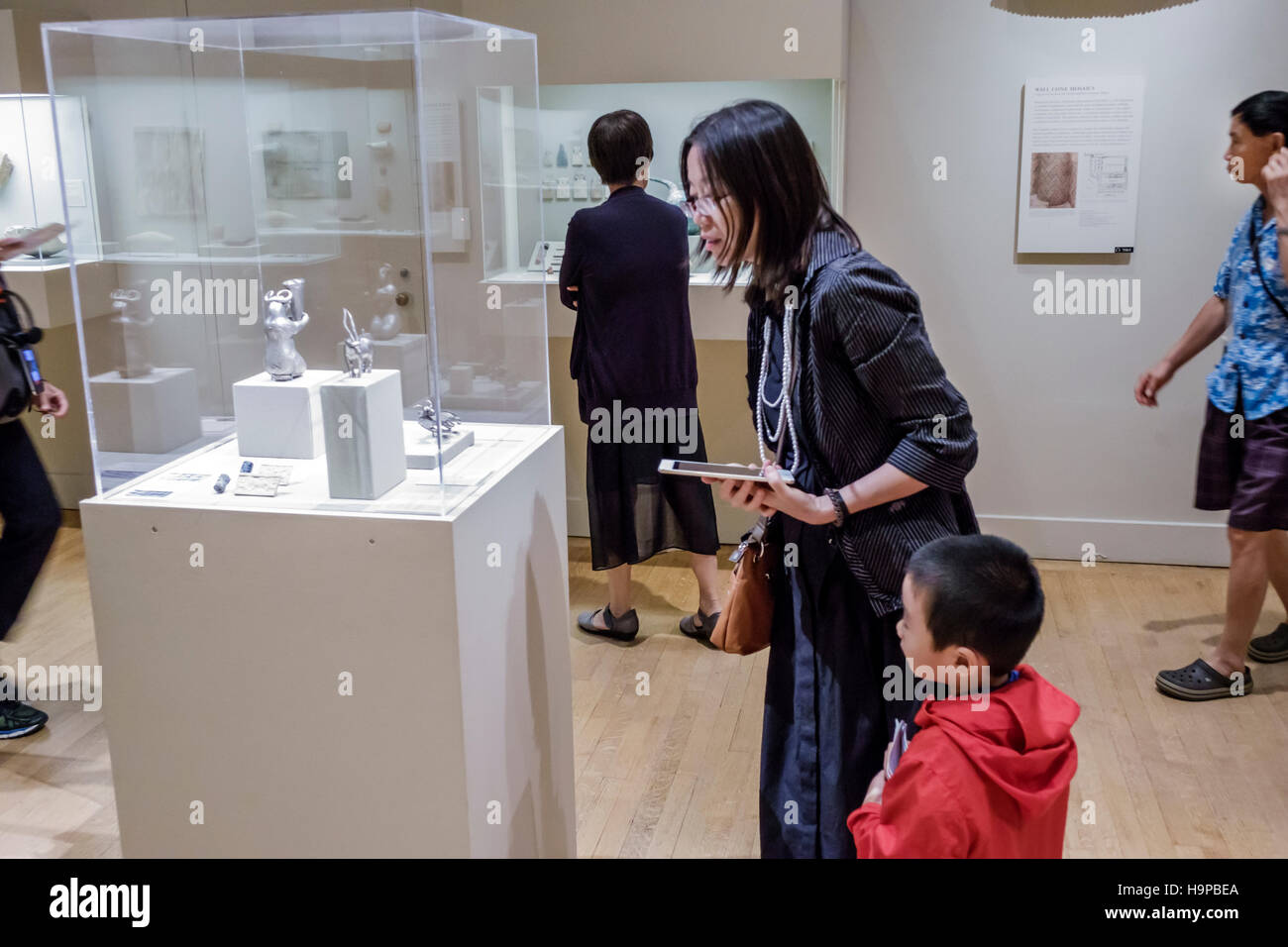 New York City, NY NYC, Manhattan, Upper East Side, Fifth Avenue, Metropolitan Museum of Art, met, vitrine en verre, figurine, immigrants ethniques asiatiques Banque D'Images
