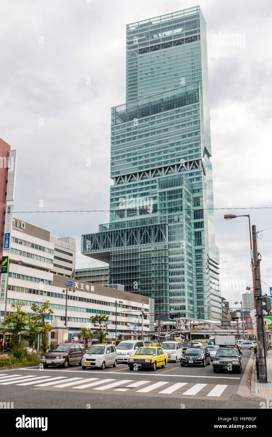 Japon, Osaka, Osaka. Abeno Harukas, plus haut gratte-ciel du Japon. Vu de la sortie dans une rue animée avec le trafic. Banque D'Images