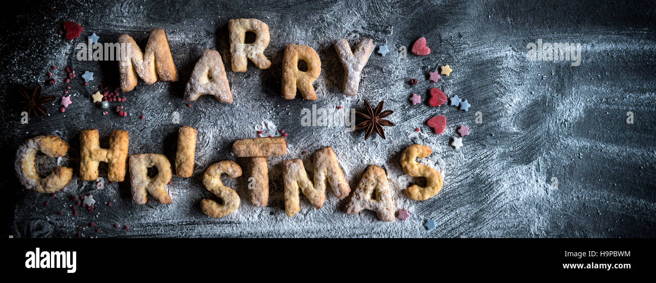 Joyeux Noël concept avec des cookies sur fond sombre avec l'espace blanc Banque D'Images
