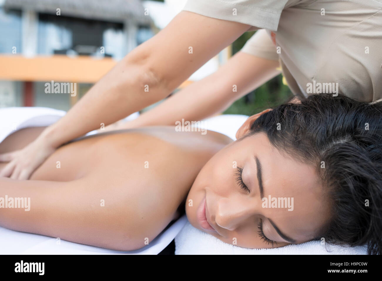 Close up of belle latina woman enjoying a massage aux yeux clos. Banque D'Images