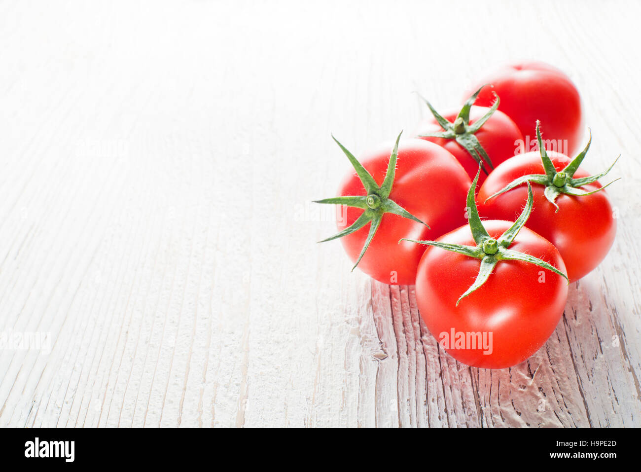 Les tomates rouges sur fond blanc table en bois avec un espace réservé au texte Banque D'Images