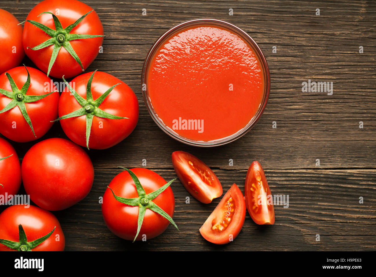 Sauce tomate cerise fraîche sur fond de bois rustique Banque D'Images