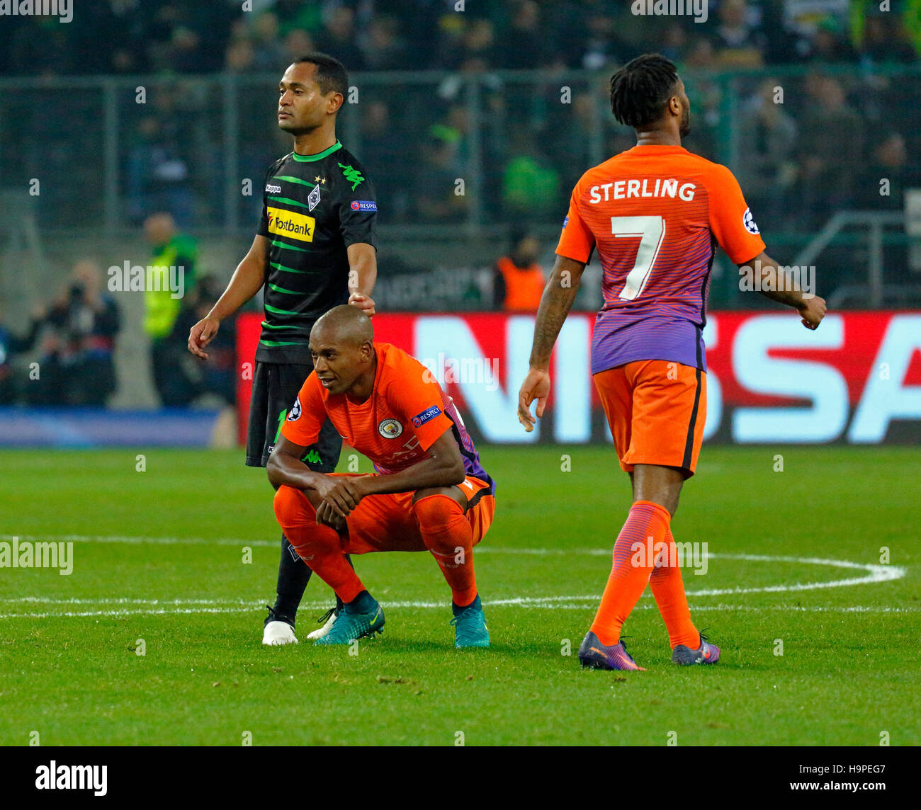 Sport, football, Ligue des Champions, 2016/2017, l'étape de Groupe, Groupe C, 5 ème Journée Borussia Moenchengladbach, vs Manchester City FC 1:1, stade Borussia Park, arbitre Cueneyt Cakir de la Turquie (pas sur la photo) a présenté la deuxième carte jaune de Fernandinho (Ville), Raffael (MG) consoles gauche droite, Raheem Sterling (Ville) Banque D'Images