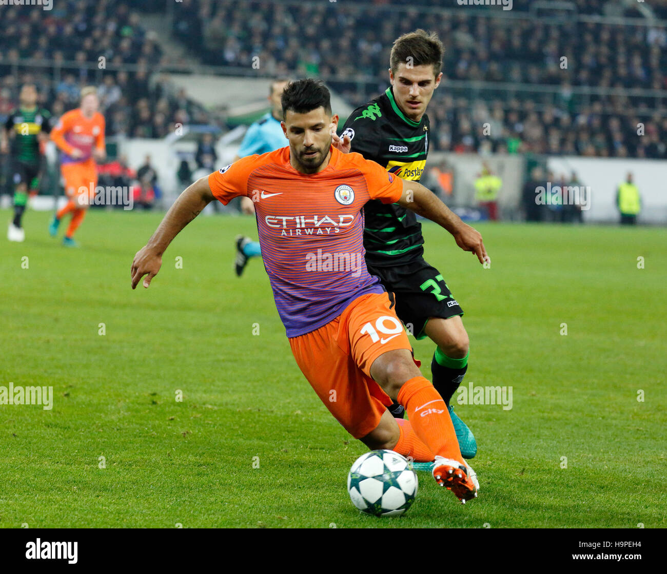 Sport, football, Ligue des Champions, 2016/2017, l'étape de Groupe, Groupe C, 5 ème Journée Borussia Moenchengladbach, vs Manchester City FC 1:1, stade Borussia Park, scène du match, Sergio Aguero (Ville) en possession de la balle, derrière Jonas Hofmann (MG) Banque D'Images