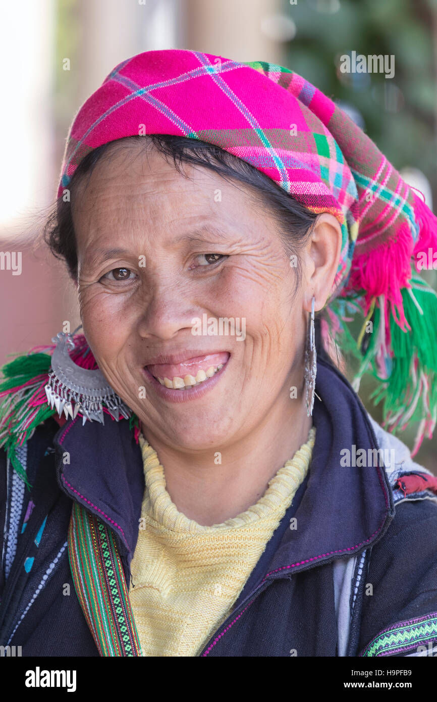 Femme Hmong noir ethnique dans le village tribal de Lao Chai Hue, Vietnam, Asie Banque D'Images