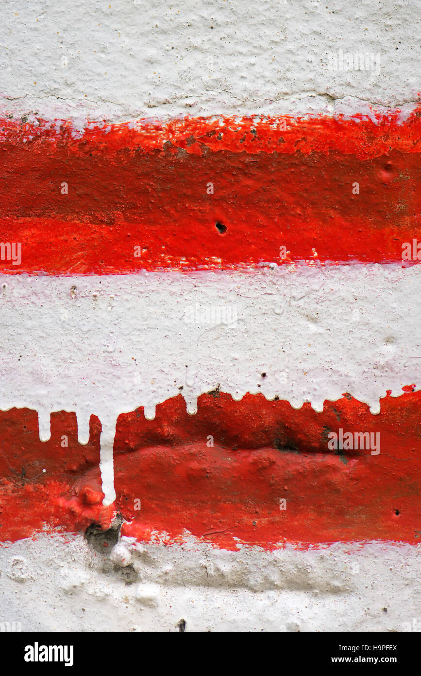 Rayures rouges et blanches sur le mur peint Banque D'Images