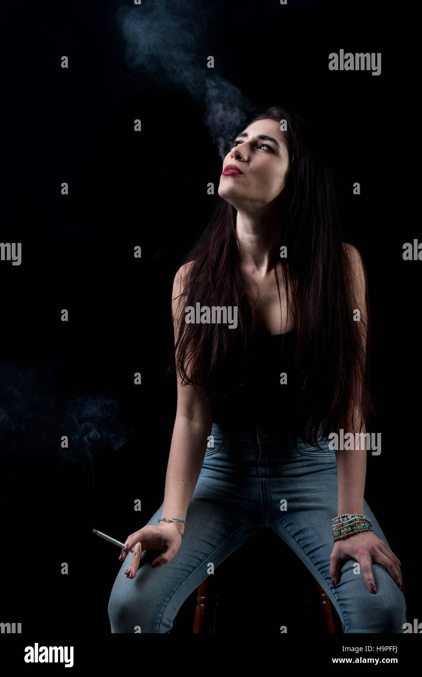 Portrait féminin avec la cigarette, selective focus Banque D'Images
