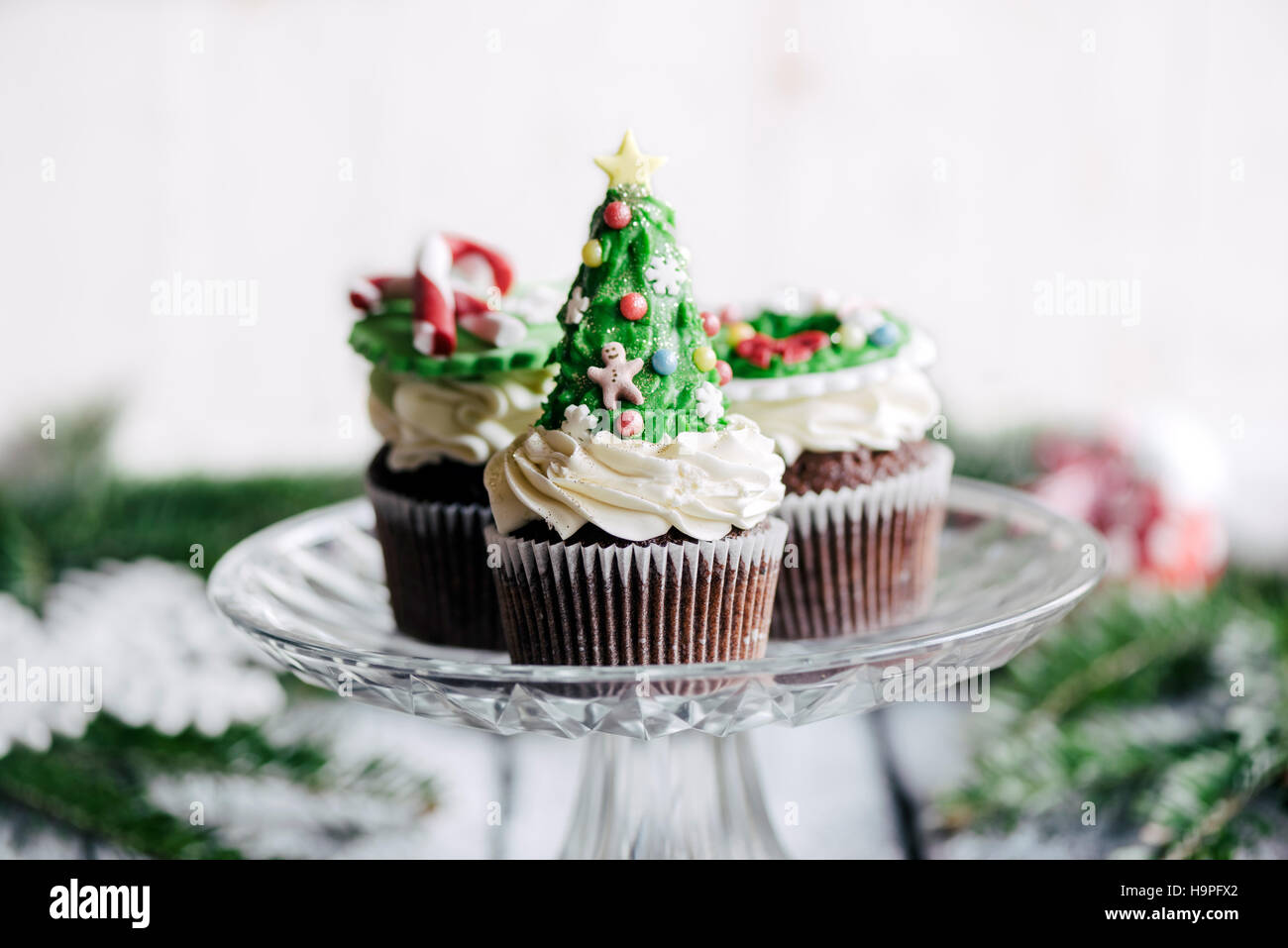 Sweet Christmas cup cakes servis, selective focus Banque D'Images