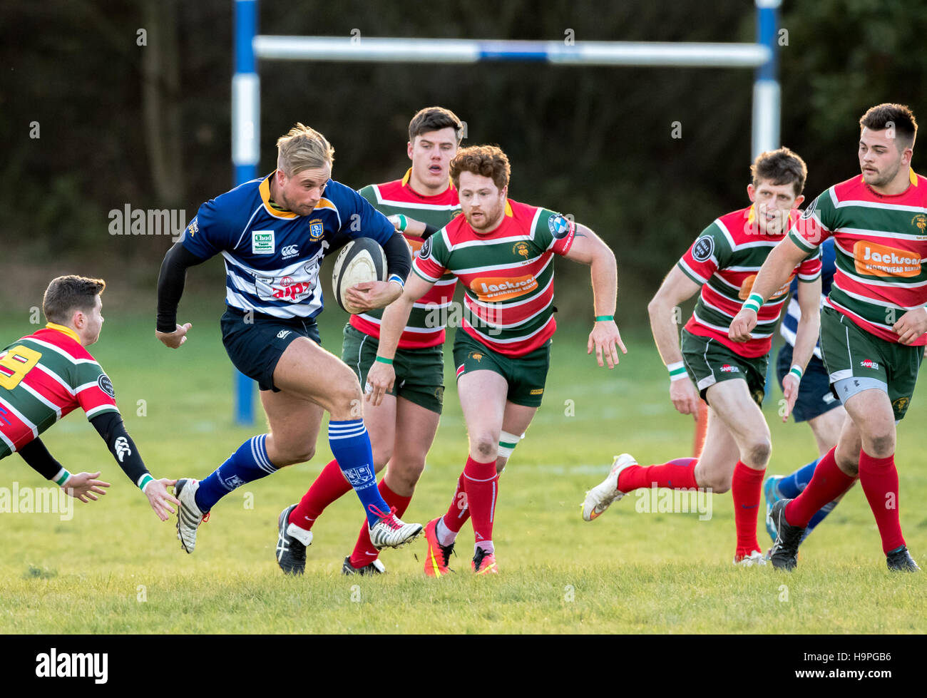 Homme rugby union football player exécutant avec la balle. Banque D'Images