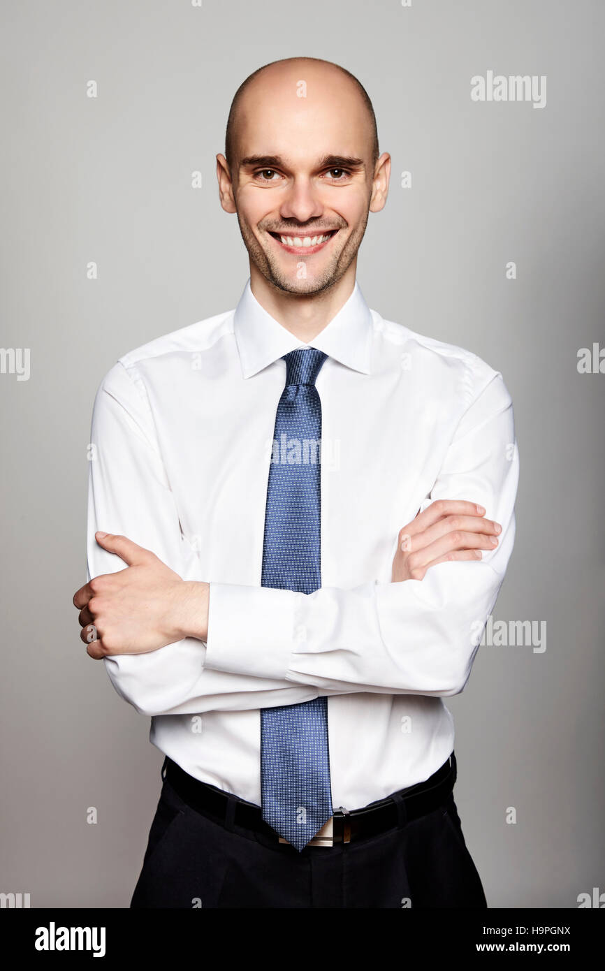 Portrait of young smiling man. Portrait sur fond gris. Banque D'Images