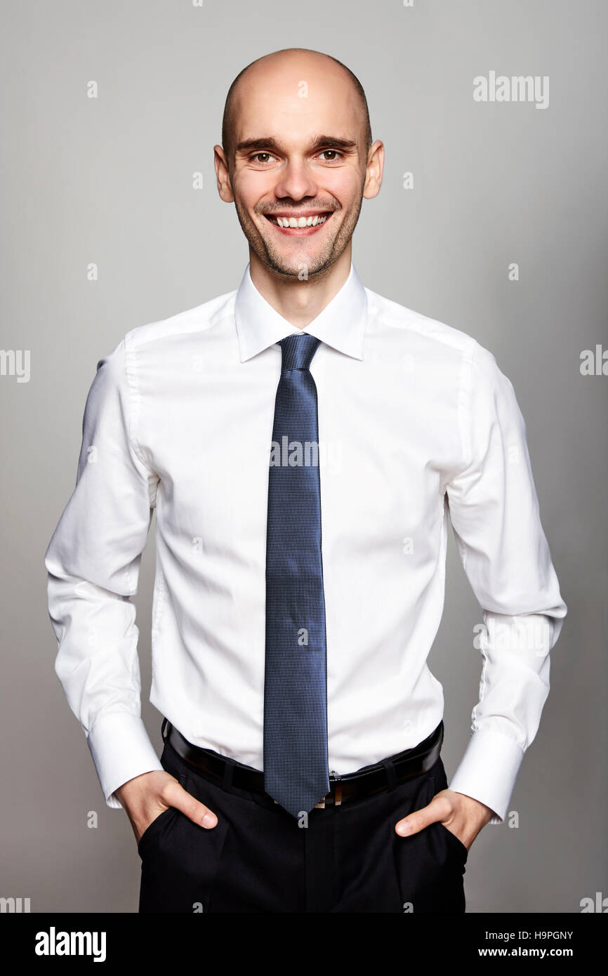 Studio shot of young smiling man. Portrait sur fond gris. Banque D'Images