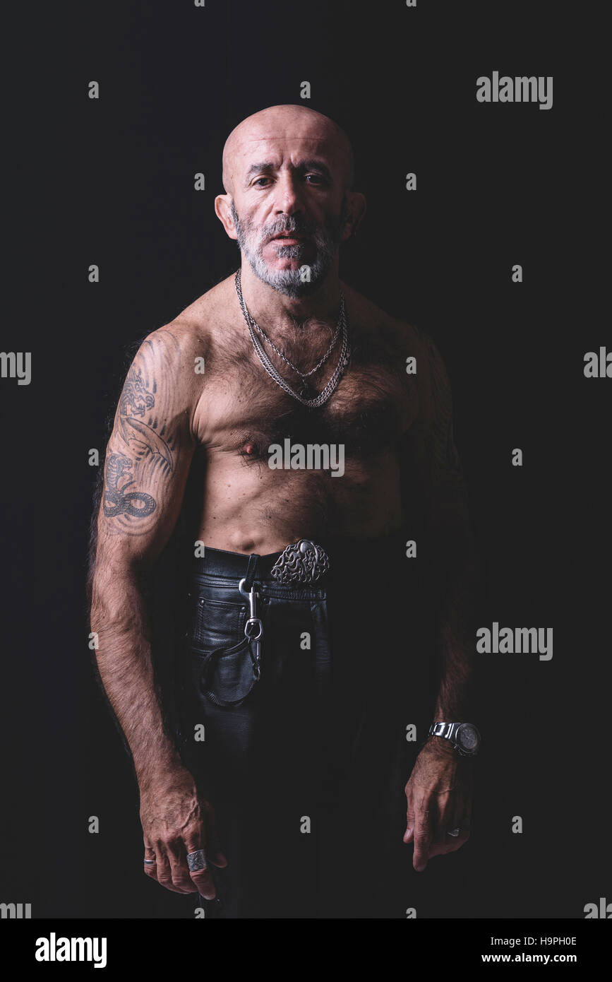 Portrait of senior man with low key en mains tatouées Banque D'Images