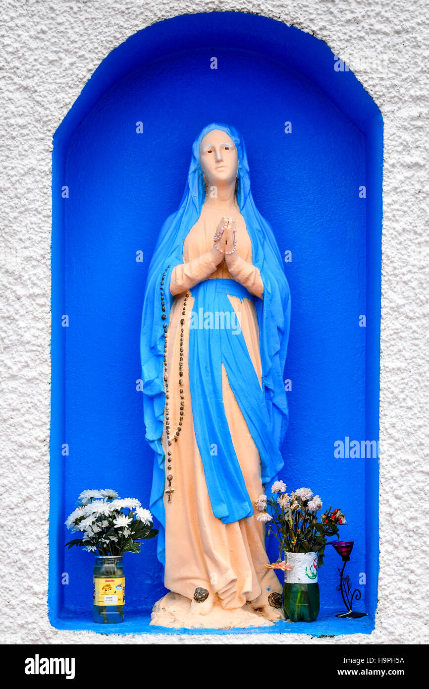 Statue de la Sainte Vierge Marie sur un logement en Irlande. Banque D'Images