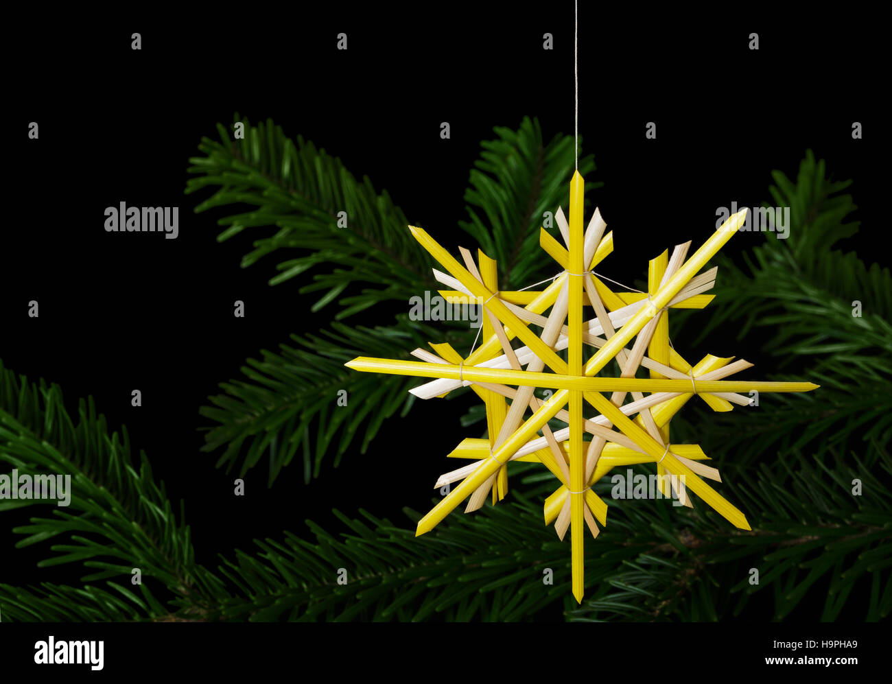 Décoration de Noël étoile jaune paille plus de branches de sapin. Décor fait main pour windows, comme cadeaux ou d'accrocher sur arbre de Noël. Banque D'Images