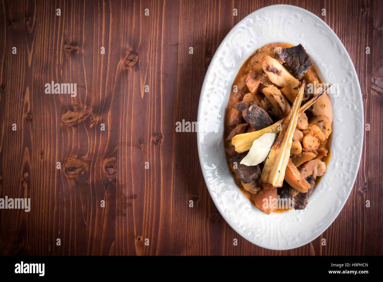 La viande de boeuf servi avec pommes de terre au four dans un restaurant, l'espace vide Banque D'Images