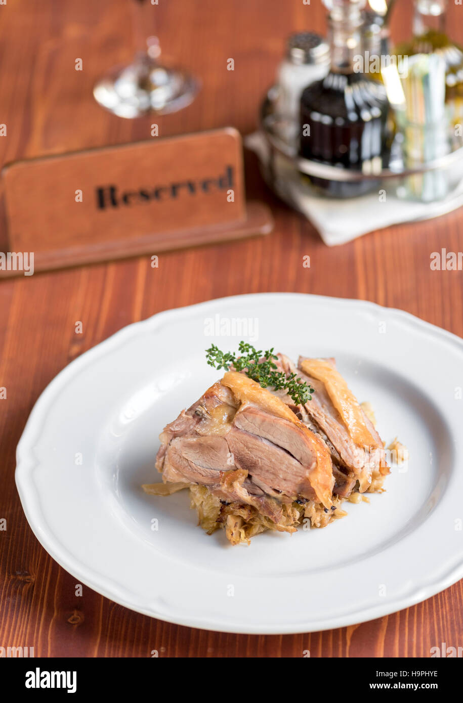 La viande de dinde tranchée et chou cuit servi sur la table, selective focus Banque D'Images