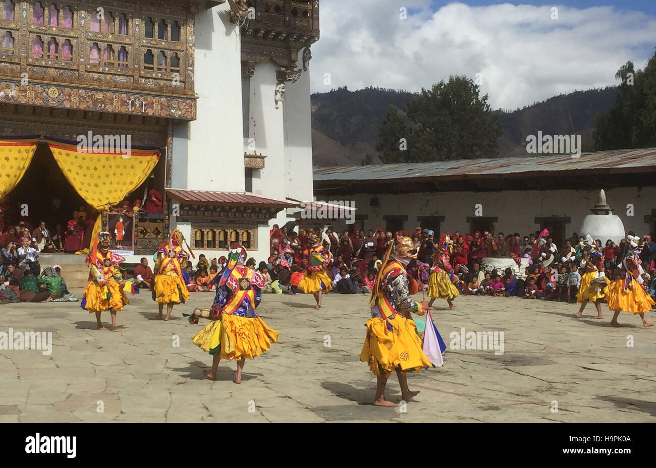 Bhoutan danseuses à la grue à cou noir annuel Festival dans la cour de Gangtey Gonpa dans la vallée de Phobjikha. Photo Tony Gale Banque D'Images