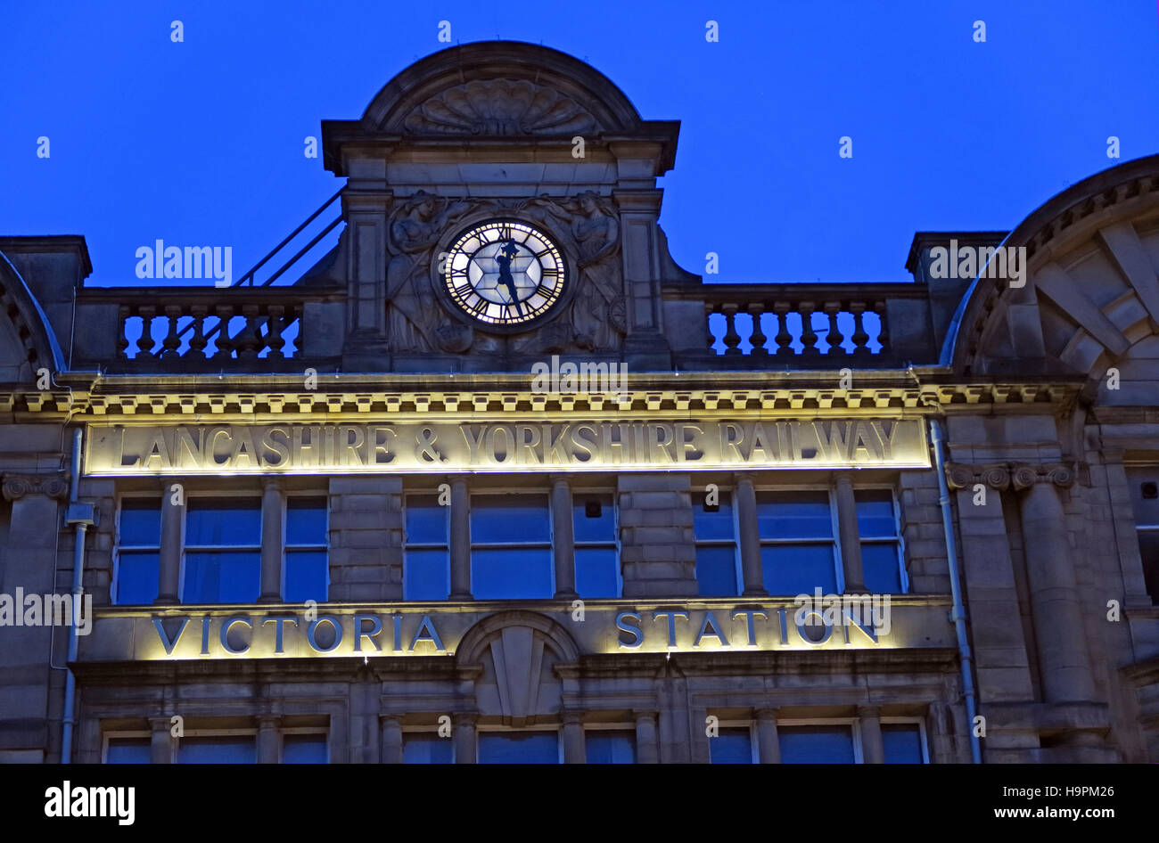 La gare Victoria de Manchester, au crépuscule,Lancashire, Royaume-Uni Banque D'Images