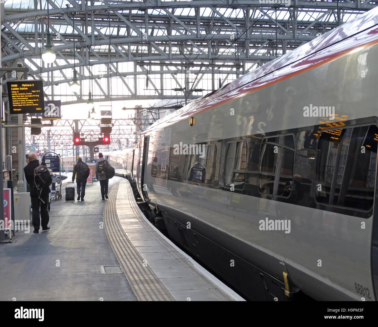 La gare centrale de Glasgow - Les passagers d'Euston Train ligne principale de la Côte Ouest Banque D'Images