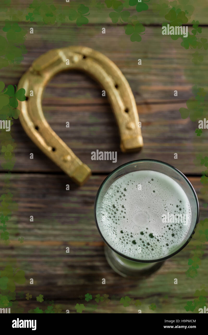 Verre de bière et en fer à cheval Banque D'Images